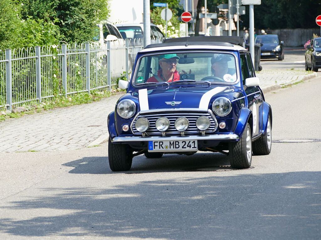 Ein Mini Cooper auf den 1990er Jahren mit Faltdach noch ohne H. Eigentlich wre das Duo mit einem Austin Healey BN7 von 1959 gefahren. Bei Oldtimern kann immer mal etwas dazwischen kommen.