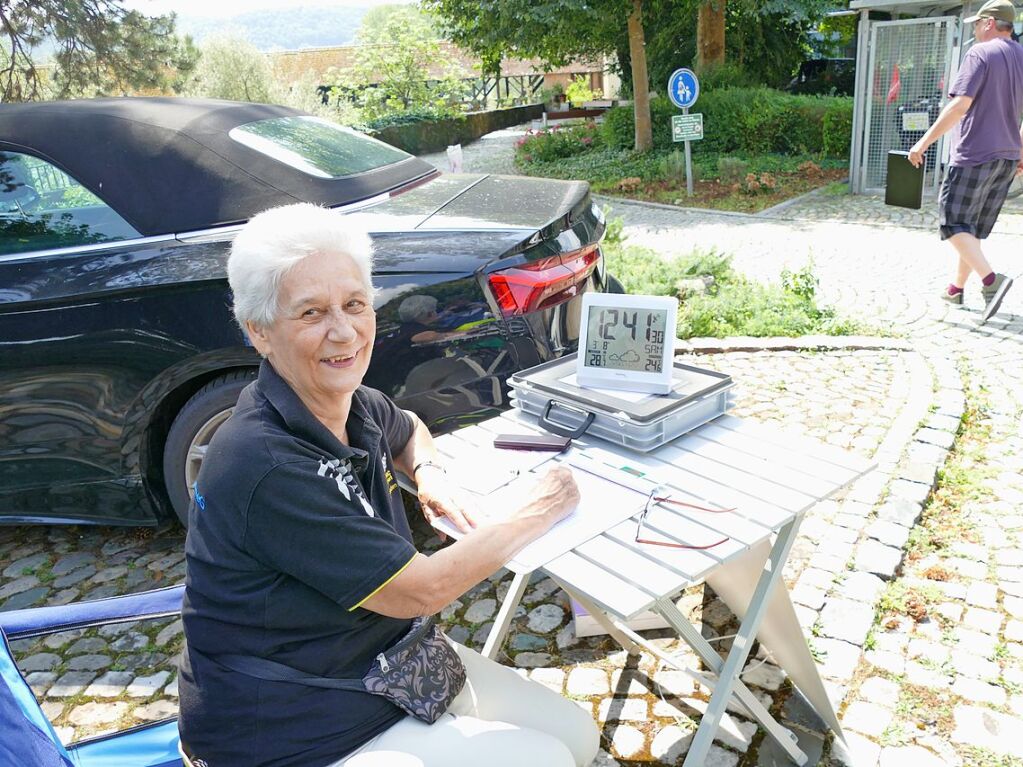 Doris Albiez vom ADAC und Kassiererin des AC Bad Sckingen nimmt bei der Schauinslandklassik die Zeitmarken bei der Mittagspause.