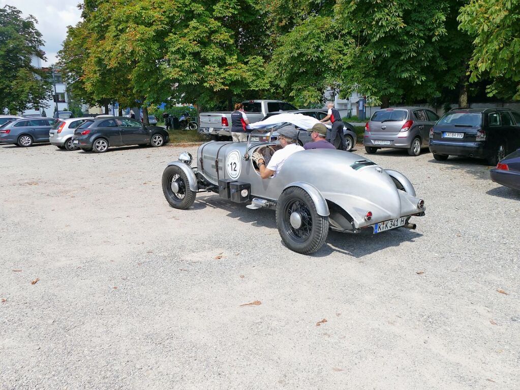 Axel Kamelgan und sein Beifahrer Maik Pauli machen sich nach der Mittagspause wieder auf den Weg. Diesen Amerikaner Marke Plymouth von 1933 sieht man nicht alle  Tage - es ist ein Einzelstck.