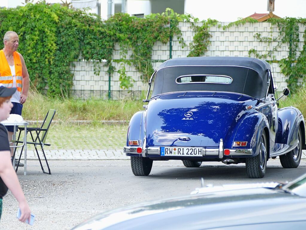 Luxus anno 1952 - im Mercedes Benz 220 Cabrio A mit ber zwei Litern Hubraum und 110 PS fhrt es sich mondn