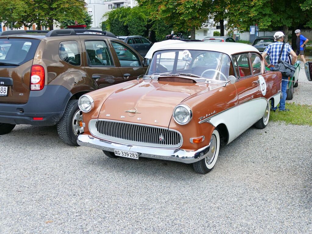 Ein schicker Opel Rekord Ascona in damals blicher Zweifarbenlackierung und Weiwandreifen von 1959.