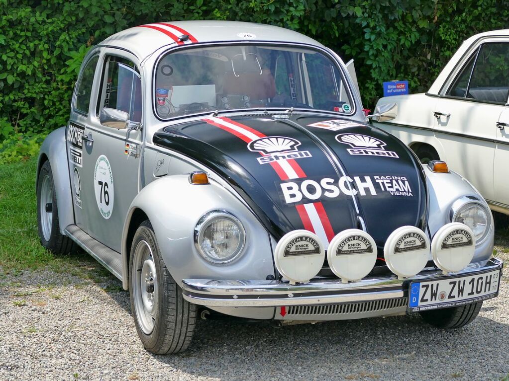 Eine Rallye-Legende, die es heute bis auf ein Exemplar eigentlich nur noch als Repliken gibt - der Porsche Salzburg-Kfer in "Kriegsbemalung" - silbermetallic mit Kofferraum- und Motorhaube in mattschwarz, dazu ein rot-wei-roter Streifen.