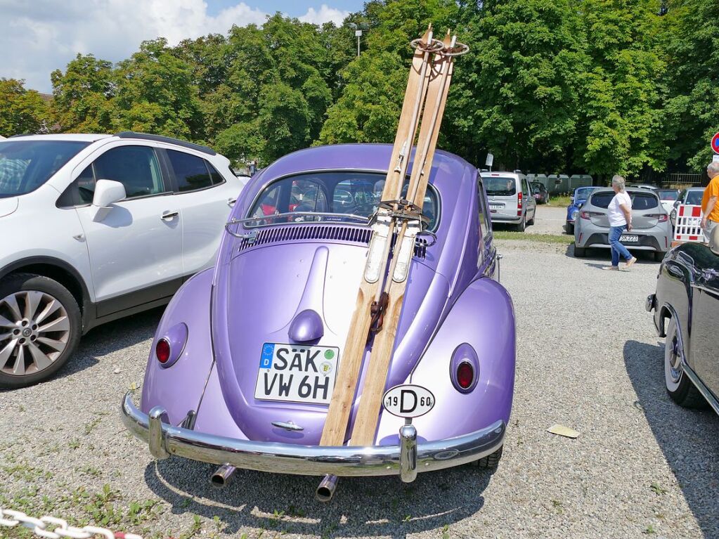 Trotz der knalligen Strand-Buggy-Farbe hat der 1960er Rechteck-Kfer Typ 111 mit 1124 Kubikzentimetern zwei alte Holz-Ski auf dem Buckel und kein Surfbrett auf dem Dach.