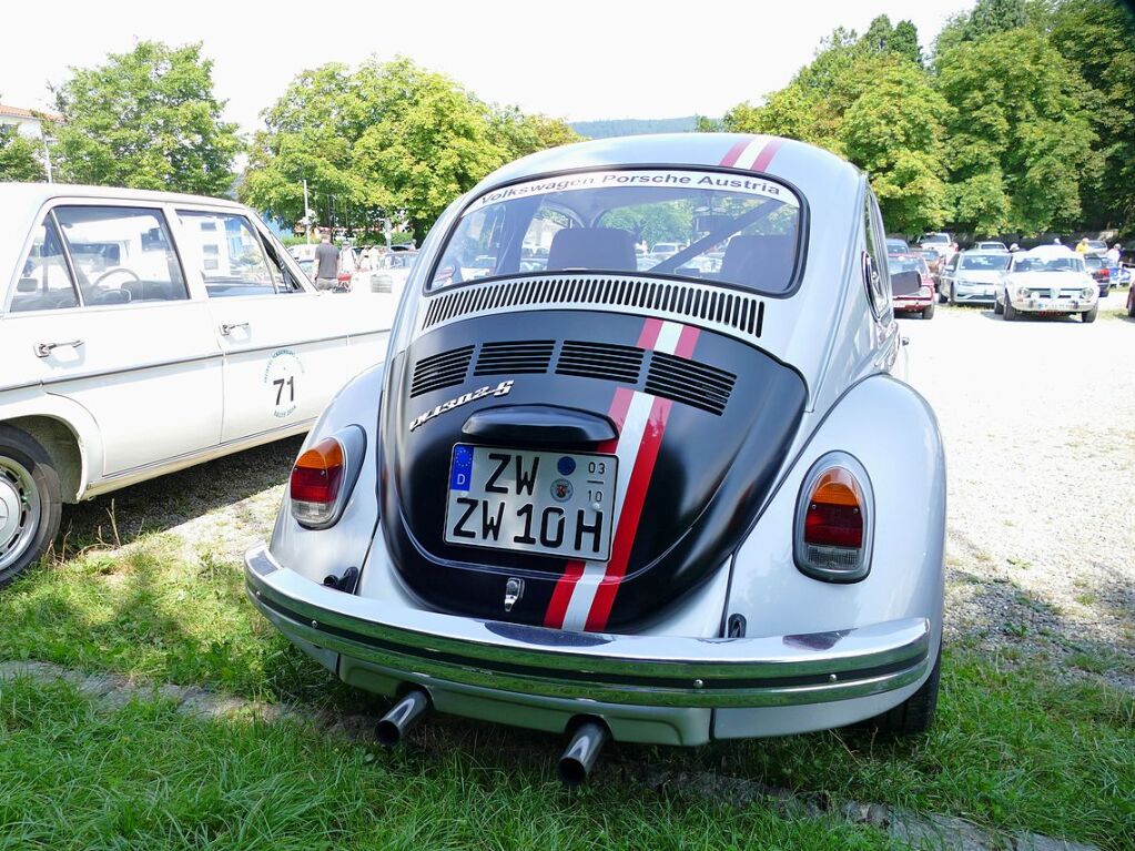 Eine Rallye-Legende, die es heute bis auf ein Exemplar eigentlich nur noch als Repliken gibt - der Porsche Salzburg-Kfer in "Kriegsbemalung" - silbermetallic mit Kofferraum- und Motorhaube in mattschwarz, dazu ein rot-wei-roter Streifen.