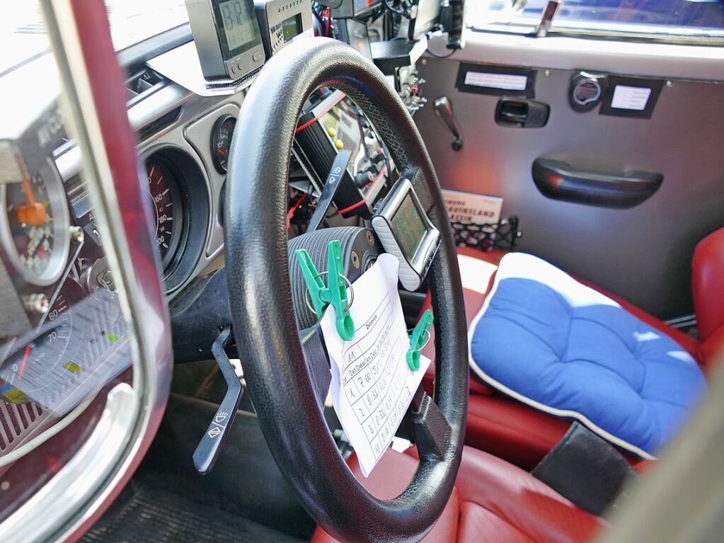 Im Cockpit des Porsche Salzburg-Kfers sind allerhand Hilfsmittel fr den Rallyebetrieb verbaut.