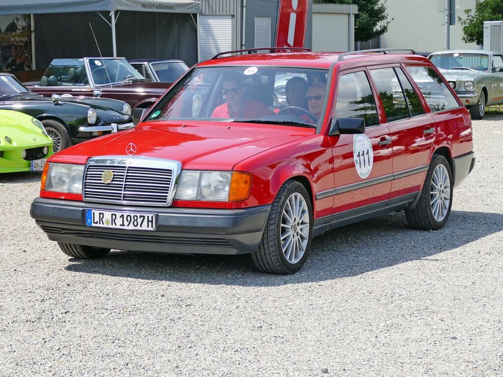 Auch der Mercedes_Benz 300 TE von 1987 ist schon seit 2017 ein Oldtimer - frher im tglichen Straenverkehr zu sehen, heute selten. Mit fast drei Litern Hubraum und 180 PS auch heute noch ein Kraftpaket.