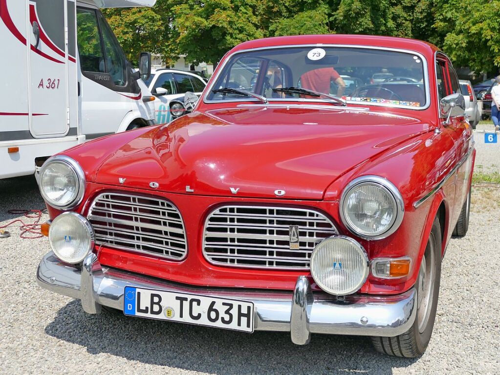 Ein Volvo Amazon P122 S mit einem B20-Motor mit zwei Litern Hubraum, Zweivergaser-Anlage und zirka 100 PS. Die 5,5 Zoll Kronprinzfelgen und die groen Hella-Nebelscheinwerfer sind gesuchte Zubehrteile. Gebaut wurde der Amazon ab 1957.