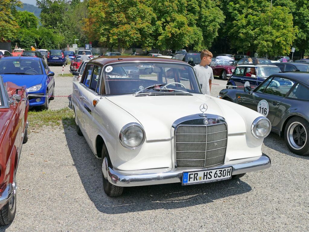 An der Front und den Scheinwerfern erkennt man, dass es sich bei diesem Mercedes-Benz 190 D von 1964 um einen  Diesel handelt. Ein sehr schnes, schlichtes Exemplar.