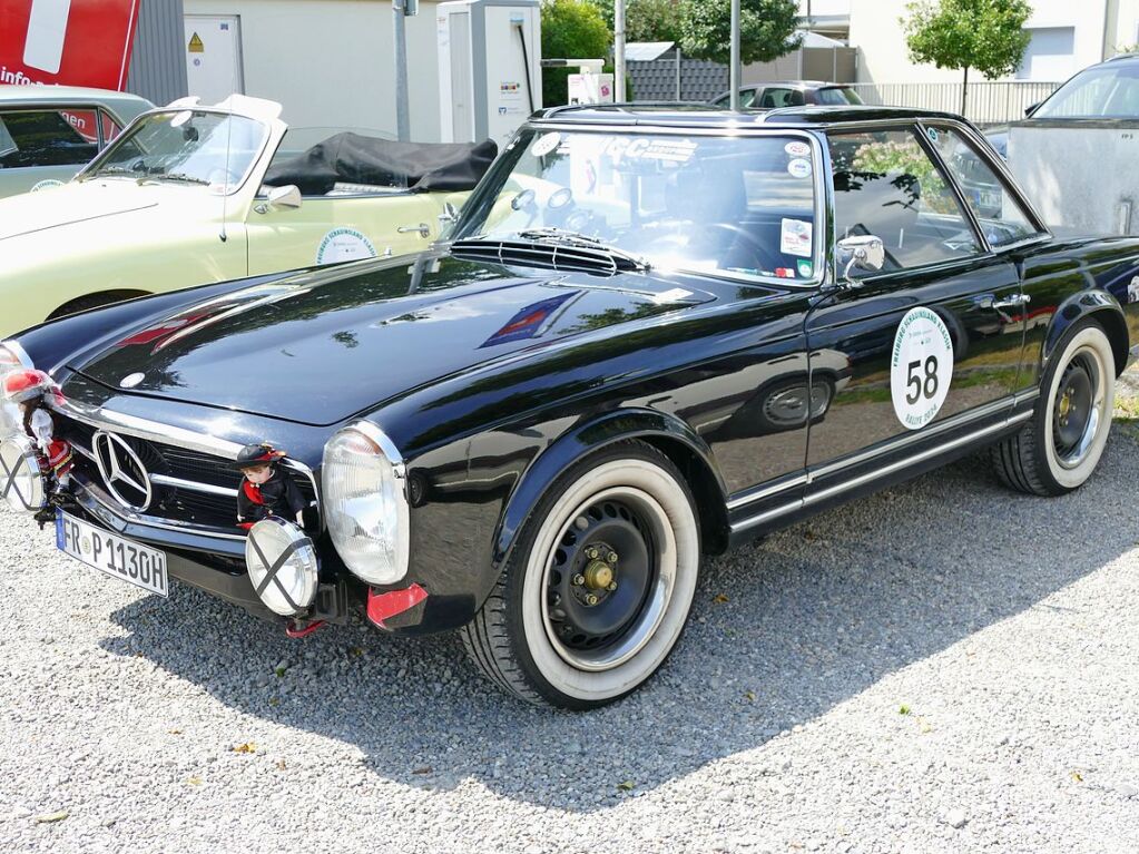 Bei dieser Pagode von 1967 (Mercedes-Benz W 111) fehlen Schnickschnack wie die vordere Chromstostange oder die Radkappen. Mit den groen Hella-Fernscheinwerfern ist dieses Exemplar eher auf Rallye getrimmt.