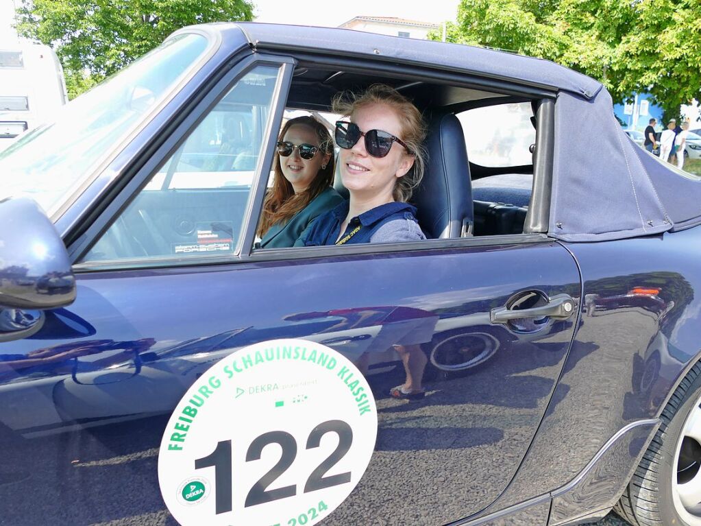 Hannah Kurz am Steuer ihres 911er Porsche 964 von 1993, den sie letztes Jahr zu Weihnachten bekommen hat. Ihre Gromutter hatte den Porsche zu ihrer Geburt bekommen. Als Navigatorin mit dabei ist ihre Klassenkameradin Franziska Maier.