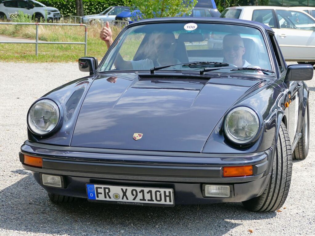 Fahrer Joachim Pfeifer und Copilot Franz Puls freuen sich auf die nchste Etappe. Das Porsche-Cabrio 911 Carrera 3,2 von 1987 hat ber 3 Liter Hubraum und 207 PS. Frher sagte der Volksmund, dass der 911er  alt geworden sei  - heute ist er ein  Klassiker.