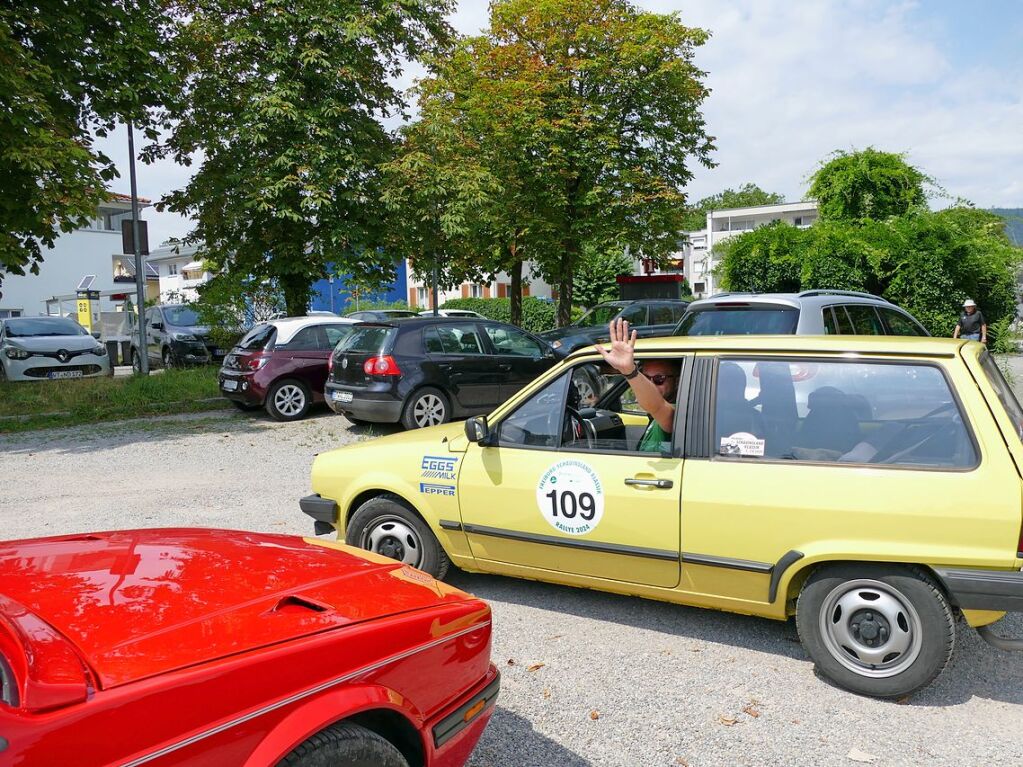 Auch bei Fahrer Emanuel Hertramp und Copilot Sven Laur geht es im VW Polo GT von 1987 nach der Mittagspause wieder auf die Strecke.