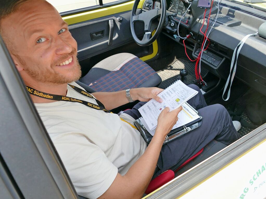 Sven Laur hat alles im Blick und wartet im VW Polo GT von 1987 auf seinen Fahrer Emanuel Hertrampf.