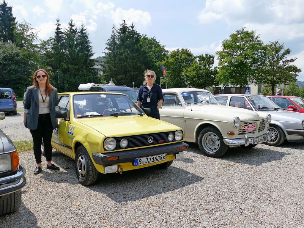 Franziska Maier und Hannah Kurz (von links) neben dem 1987er Polo ihres Bekannten Emanuel Hertrampf und seines Kopiloten Sven Adam. Die Freunde sind mit drei Autos unterwegs. Links neben dem 1967er Volvo Amazon steht ein 1986er Jetta.