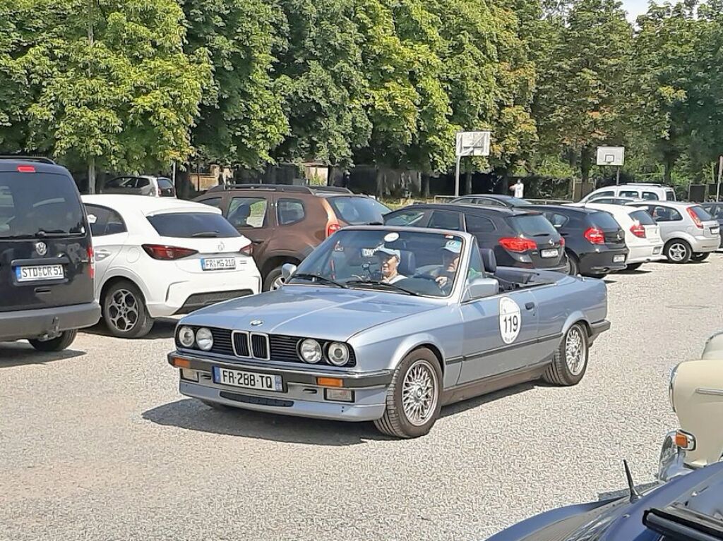 Das BMW-Cabrio 325iA von 1990 verlsst als eines der letzten Autos den Festplatz - je nachdem wann man  angekommen ist. Die Zeiten werden hierbei individuell genommen. Ohne Reglement gbe es ein Chaos.