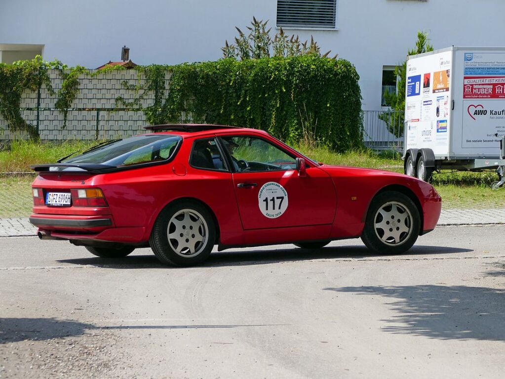 Der 944er Porsche S2 Coupe-Targa von 1990 folgt in der Startreihenfolge.