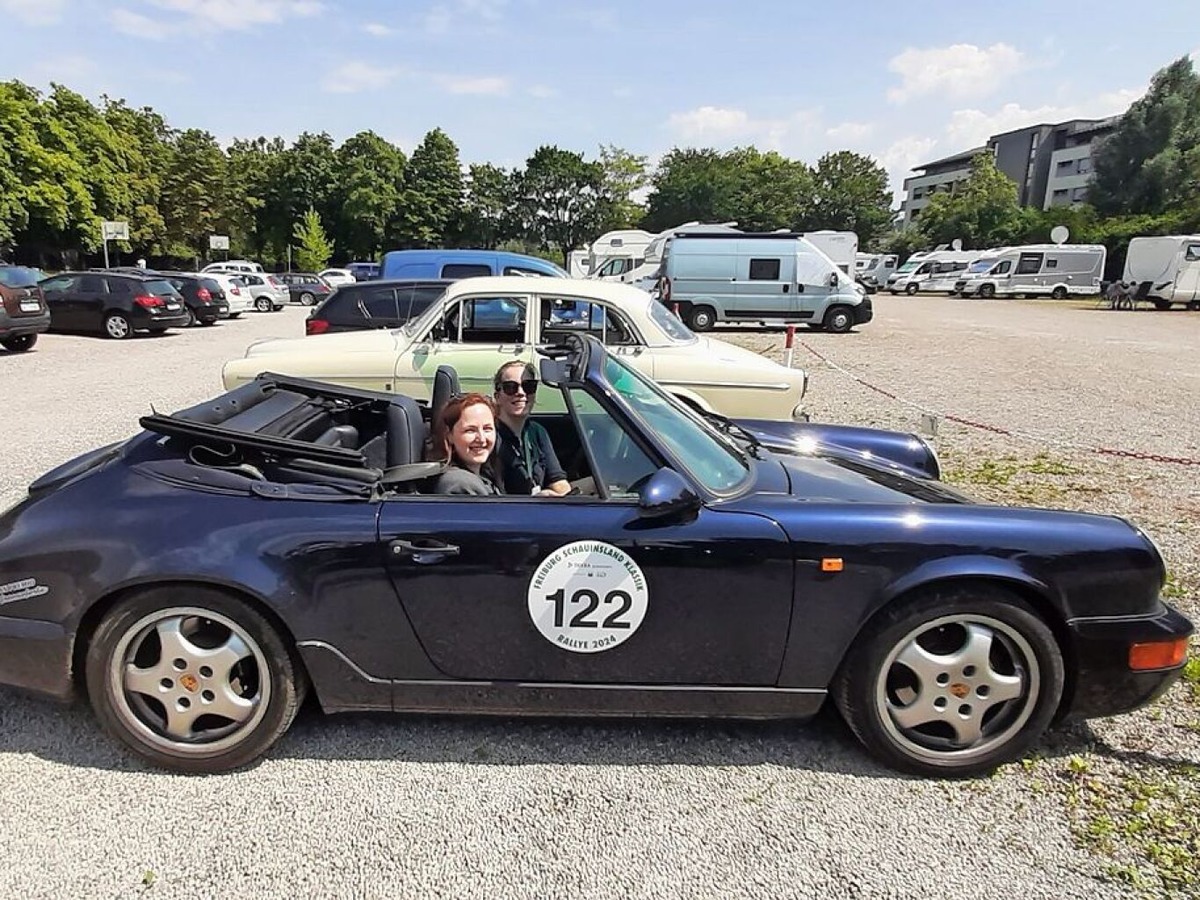 Danach folgt als zweitletztes Team  mit der Startnummer 122 die beiden Mdels Franziska Maier mit dem 19943er Porsche 911 964 von Hannah Kurz.