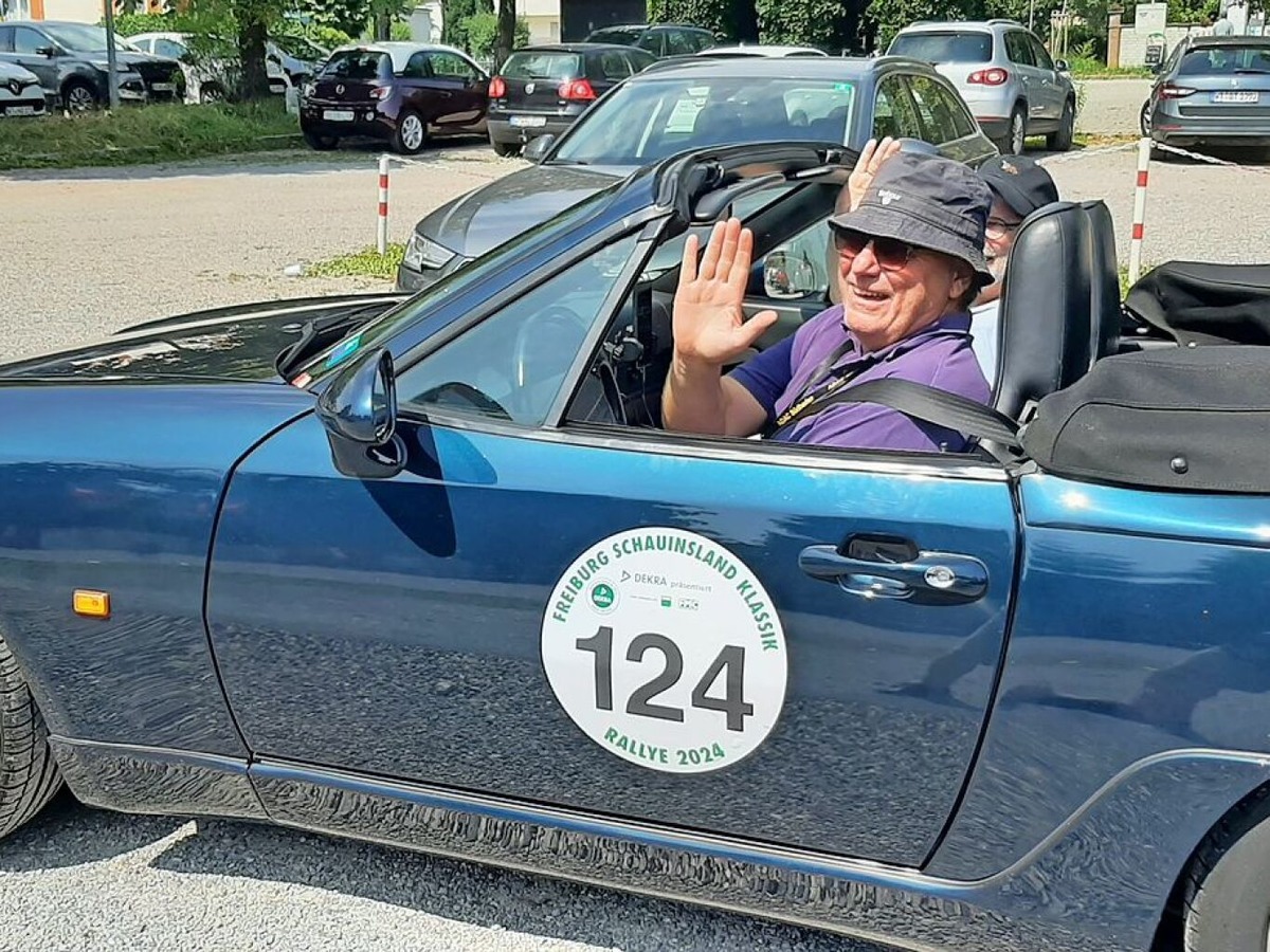 Um 15 Uhr fhrt Thomas Bohlmann mit Copilot Christian Freichel-Tworeck in seimem Porsche 968 von 1993 als letztes Teilnehmerteam vom Festplatz. Ihnen folgen   zwei „Lumpensammler", die, falls ein Fahrzeug liegen bleiben sollte,  Hilfe leisten.