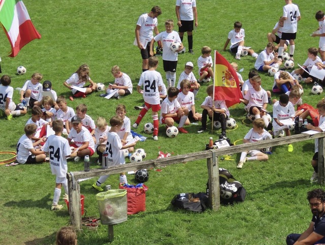 Eine Mini-WM gehrt beim Fuball zum P... konnten sich gegeneinander austesten.  | Foto: Gerd Leutenecker