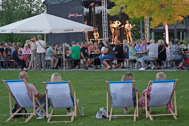 Bei guter Musik entspannen konnten die...ommergartens&#8220;  auf Liegesthlen.  | Foto: Volker Mnch