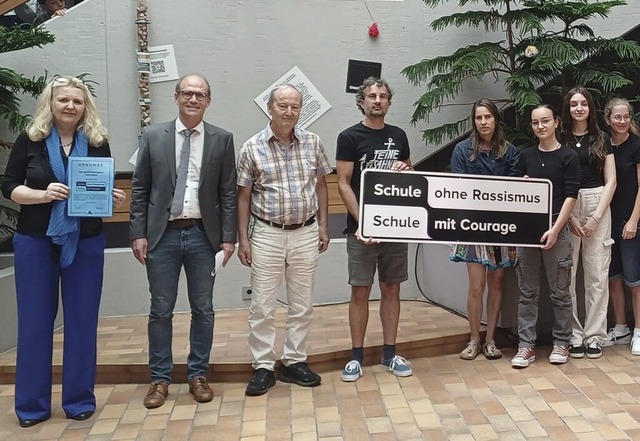Bei der bergabe des Schildes: Schulle... beteiligten Schlerinnen und Schlern  | Foto: Anna Stiefvater