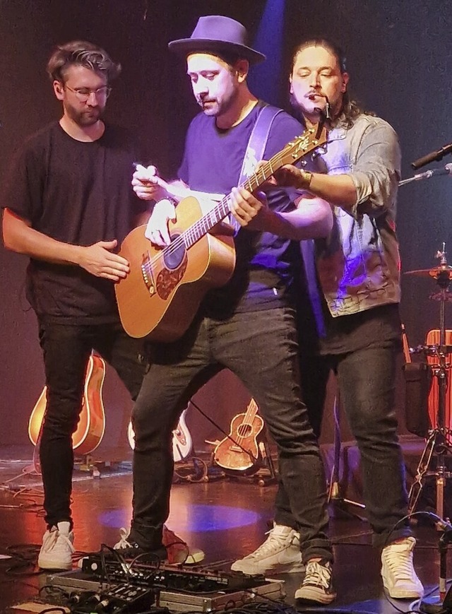 Beim &#8222;Spanish Instrumental&#8220... das Trio gemeinsam auf einer Gitarre.  | Foto: Michelle Gntert