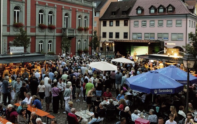 Bei Wein, Musik und mehr genossen die ... lauen Sommerabend auf dem Marktplatz.  | Foto: Gabriele Zahn