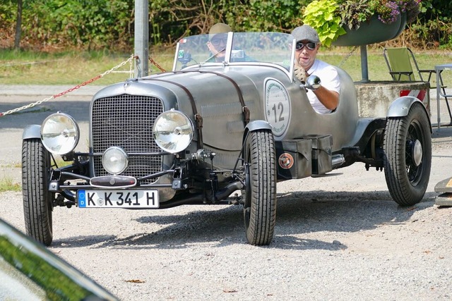 Das lteste Teilnehmerfahrzeug von 193...Pauli freuen sich auf das nchste Mal.  | Foto: Sebastian Kurtenacker