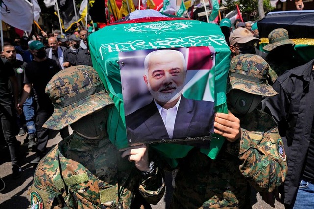 Beirut: Hamas-Kmpfer tragen eine Sarg...hrend eines symbolischen Begrbnisses.  | Foto: Hussein Malla (dpa)