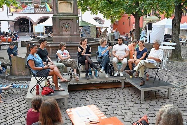 Auf dem Freiburger Rathausplatz diskutiert die 