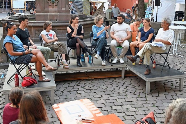 Das Podium auf dem Rathausplatz, von l...rges Kaya, Sarah Hndel und Tomas Wald  | Foto: Thomas Kunz