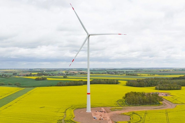 Der Bau von Windkraftanlagen soll vorangetrieben werden.  | Foto: Sebastian Kahnert (dpa)