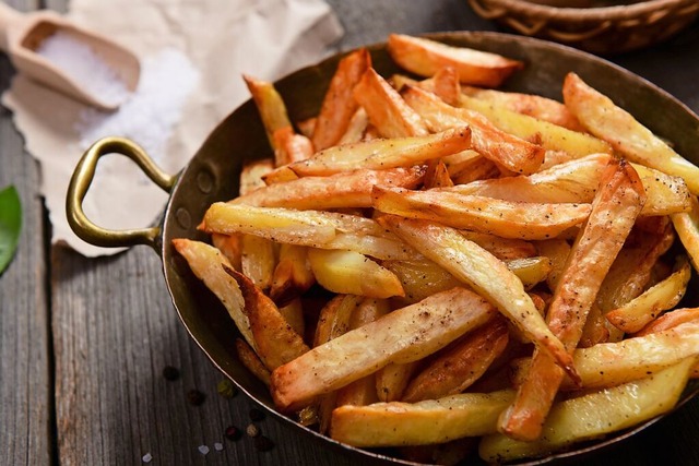 Doppelt frittiert fr die Kruste: Pommes Frites  | Foto: Piotr Krzeslak (stock.adobe)