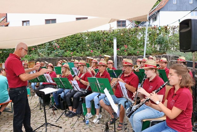 Zum musikalischen Dmmerschoppen des M...m Ort sowie umliegenden Gemeinden ein.  | Foto: Martha Weishaar