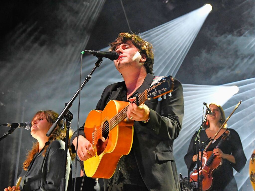 Der Schweizer Singer-Songwriter Faber und Gina t als Support beim Stimmen-Finale auf dem Vitra Campus in Weil am Rhein