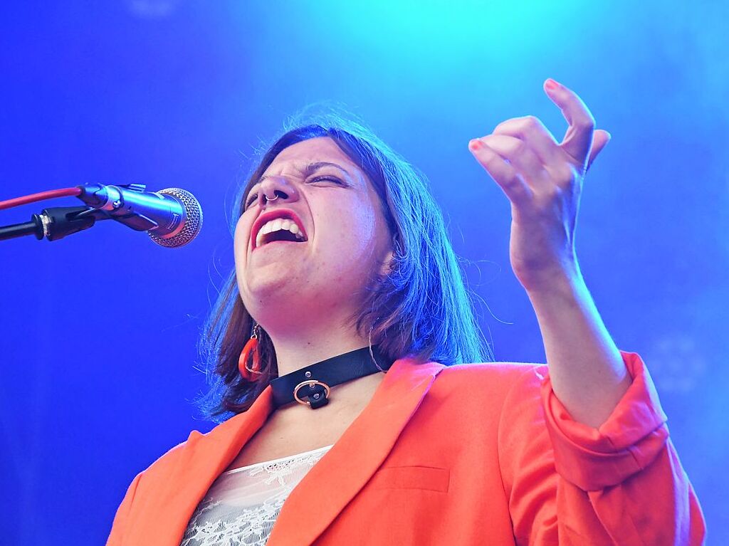 Der Schweizer Singer-Songwriter Faber und Gina t als Support beim Stimmen-Finale auf dem Vitra Campus in Weil am Rhein