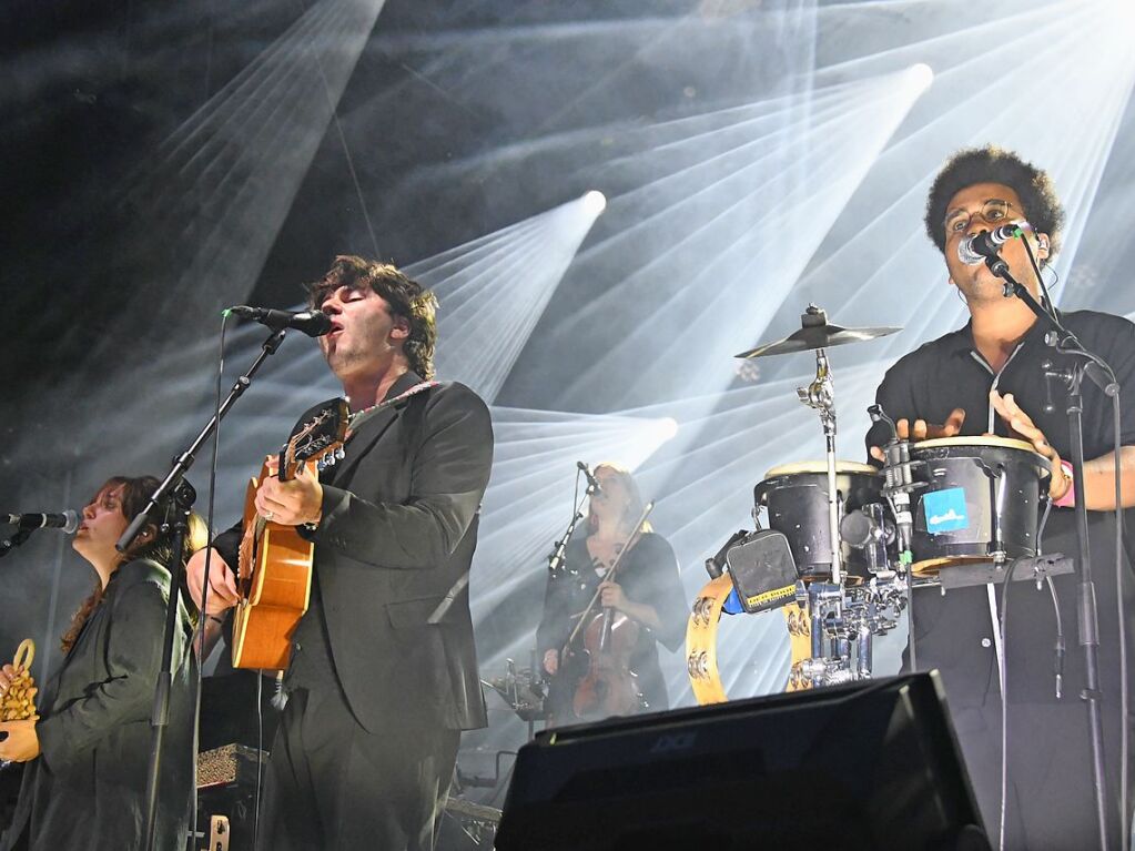 Der Schweizer Singer-Songwriter Faber und Gina t als Support beim Stimmen-Finale auf dem Vitra Campus in Weil am Rhein