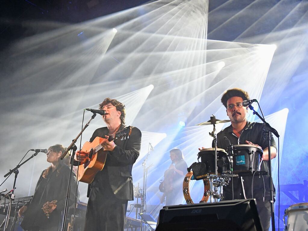 Der Schweizer Singer-Songwriter Faber und Gina t als Support beim Stimmen-Finale auf dem Vitra Campus in Weil am Rhein