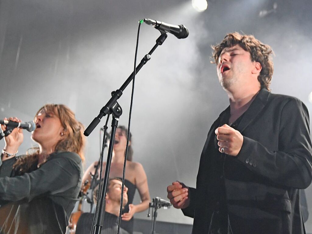 Der Schweizer Singer-Songwriter Faber und Gina t als Support beim Stimmen-Finale auf dem Vitra Campus in Weil am Rhein