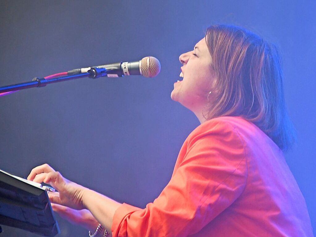 Der Schweizer Singer-Songwriter Faber und Gina t als Support beim Stimmen-Finale auf dem Vitra Campus in Weil am Rhein