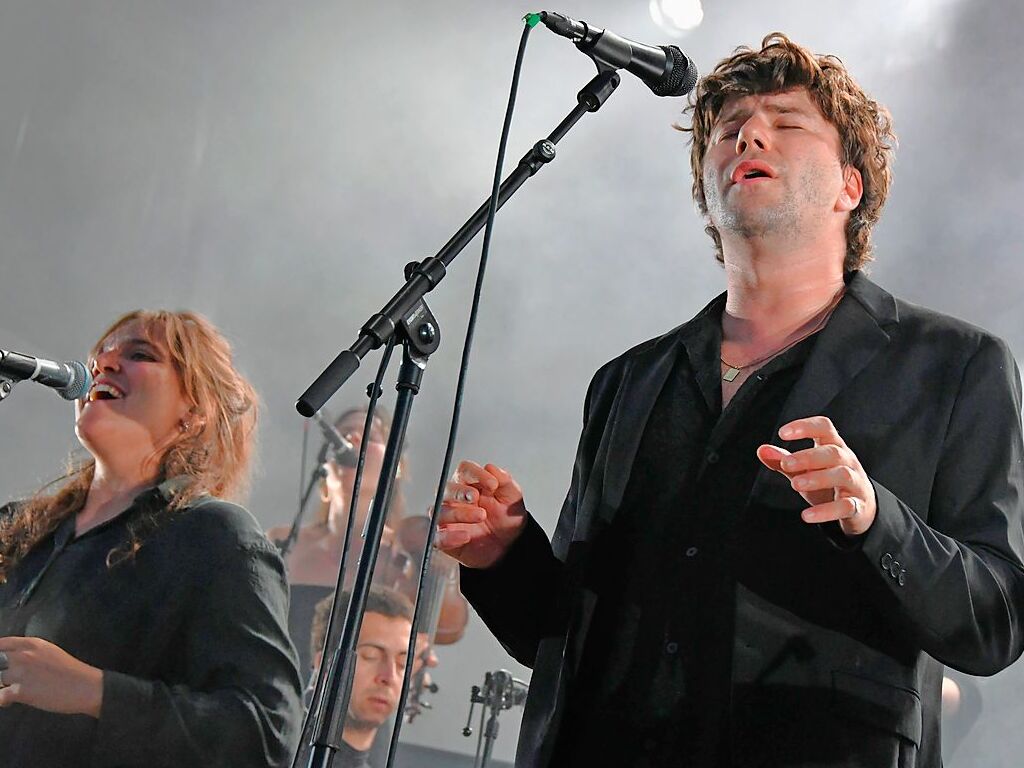 Der Schweizer Singer-Songwriter Faber und Gina t als Support beim Stimmen-Finale auf dem Vitra Campus in Weil am Rhein