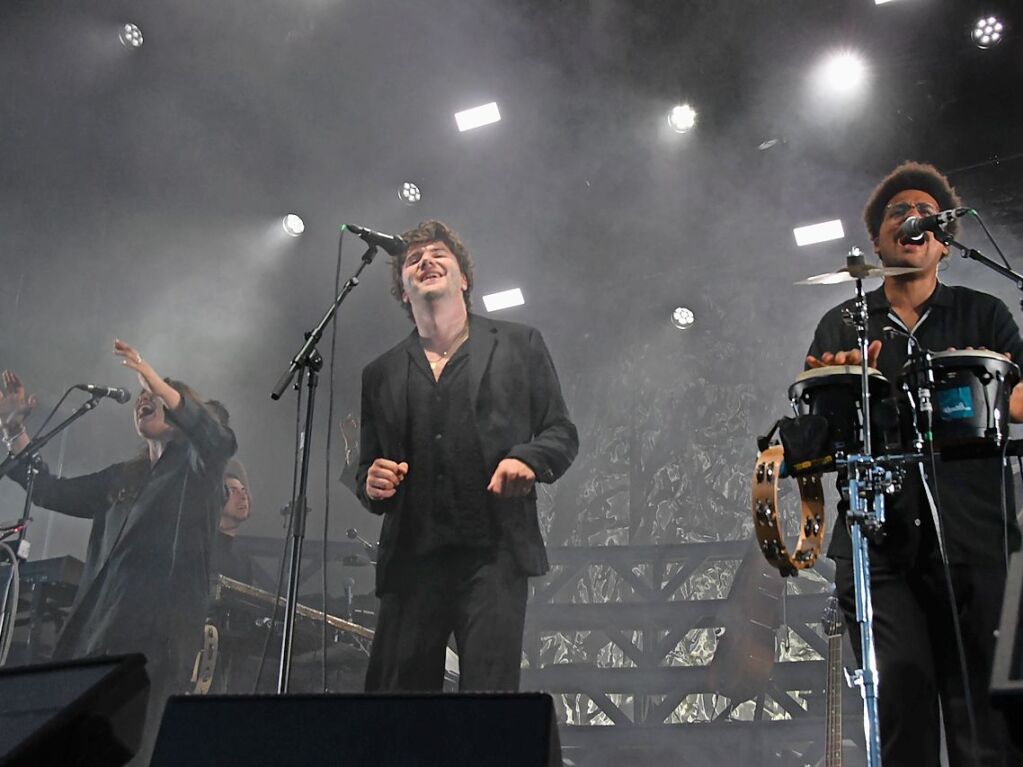 Der Schweizer Singer-Songwriter Faber und Gina t als Support beim Stimmen-Finale auf dem Vitra Campus in Weil am Rhein