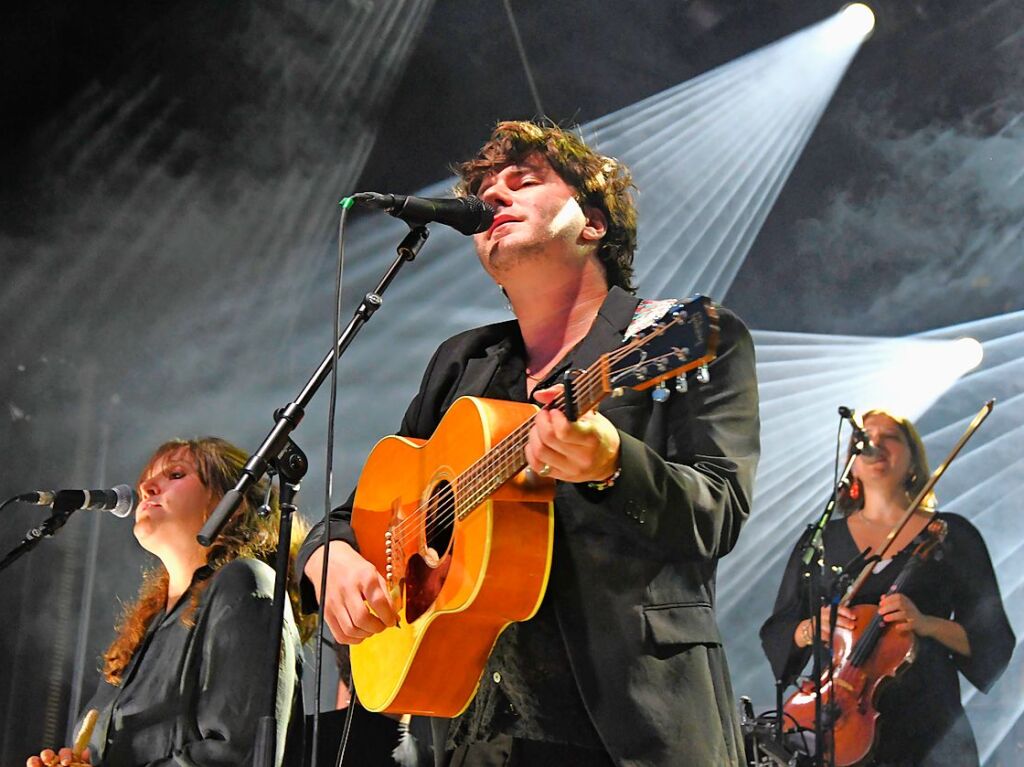 Der Schweizer Singer-Songwriter Faber und Gina t als Support beim Stimmen-Finale auf dem Vitra Campus in Weil am Rhein