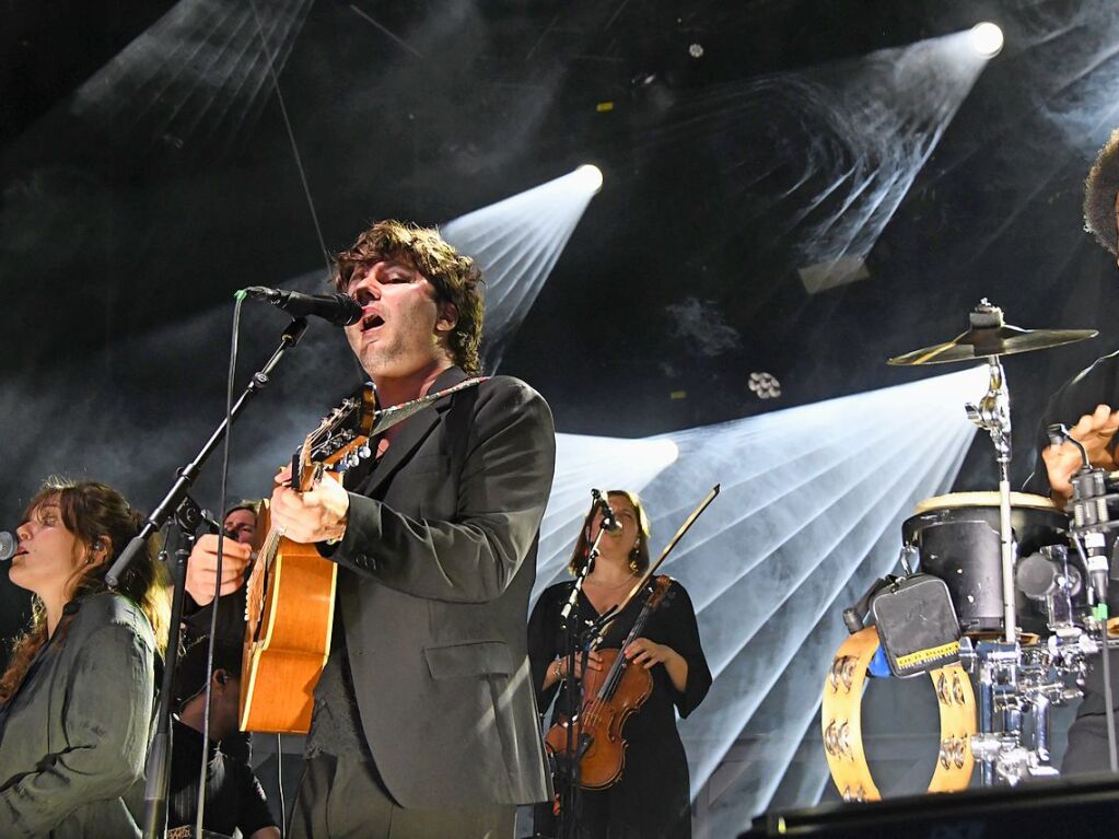 Der Schweizer Singer-Songwriter Faber und Gina t als Support beim Stimmen-Finale auf dem Vitra Campus in Weil am Rhein