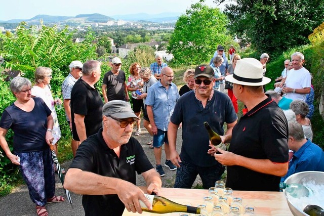 Im Weinberg durften die Teilnehmer an ...kstlichen Sommerflirt-Wein probieren.  | Foto: Heinz und Monika Vollmar