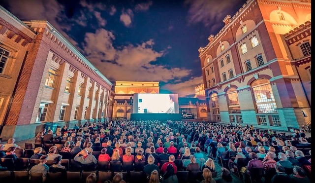 Der Platz zwischen den Gebuden der Br...n wird einem besonderen Open-Air-Kino.  | Foto: zVg