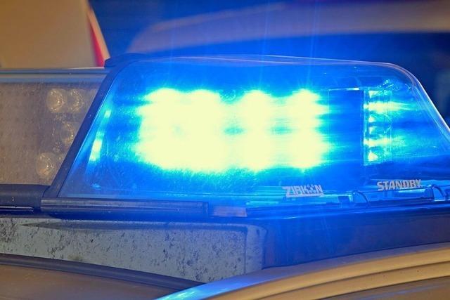Polizei sucht Zeugen nach Verkehrsunfall zwischen Lkw und Auto in Freiburg