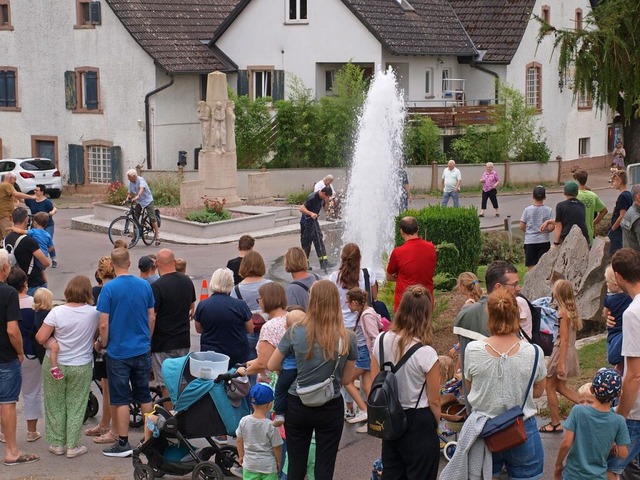 Groes Hallo gab es beim Malheur mit d...e Blansinger Jugend genoss die Dusche.  | Foto: Paul Schleer