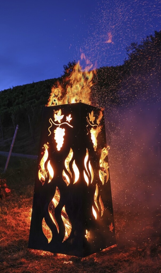 Weithin leuchtete der Feuertulpenturm ...Weinweg in Flammen auf dem Tllinger.   | Foto: Oliver Welti