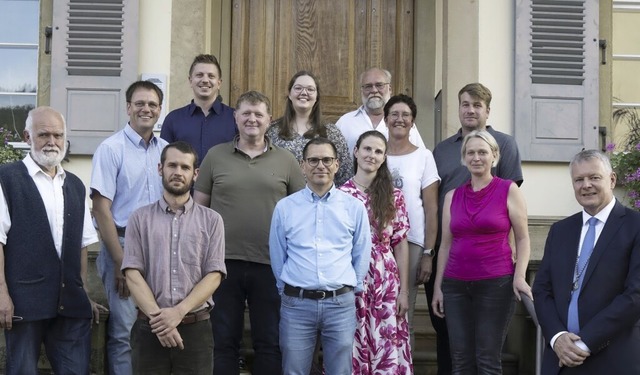 Ein Dutzend Brgerinnen und Brger bil...dem Brgermeister Dirk Blens vorsitzt.  | Foto: Volker Mnch